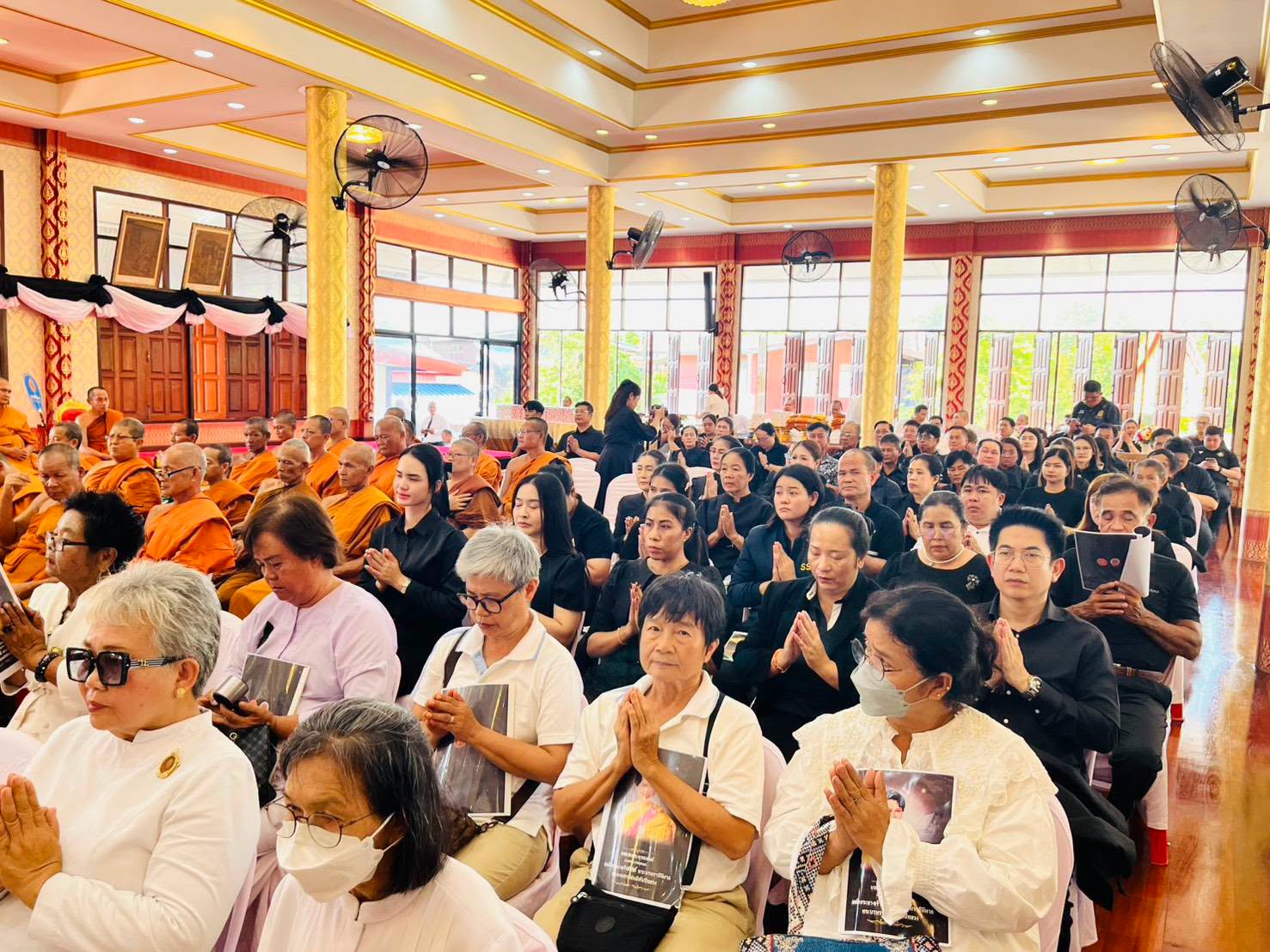 title - วันที่ 26 มิถุนายน 2569 เวลา 15.00 น. นายวิทูล ประดิษฐบุญ ปฏิรูปที่ดินจังหวัดปราจีนบุรี มอบหมายให้ ข้าราชการ และเจ้าหน้าที่ ส.ป.ก.ปราจีนบุรี ร่วมพิธีสวดพระพุทธมนต์ และเจริญจิตภาวนา เพื่อน้อมอุทิศถวายเป็นพระราชกุศลแด่ สมเด็จพระนางเจ้าสิริกิติ์  พระบรมราชินีนาถ พระบรมราชชนนีพันปีหลวง และถวายเป็นพระกุศลแด่ สมเด็จพระเจ้าลูกเธอ เจ้าฟ้าพัชรกิติยาภา นเรนทิราเทพยวดี กรมหลวงราชสาริณีสิริพัชร มหาวัชรราชธิดา